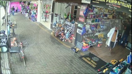 Indivíduo segurando bastão assusta comerciantes na Avenida Carlos Gomes