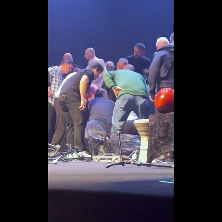 Volkan Konak, Kıbrıs'taki programı sırasında sahnede kalp krizi geçirdi. Konak, kaldırıldığı hastanede hayatını kaybetti