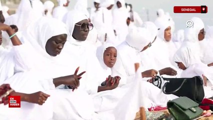 Senegal'de Ramazan Bayramı namazı okyanus kenarında beyazlar içinde kılındı