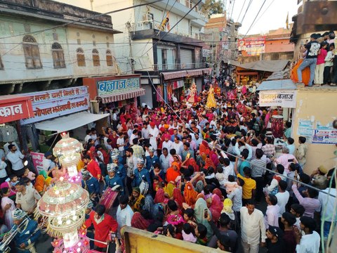 शाही लवाजमे के साथ ईसर संग गणगौर की सवारी, देखने उमड़े लोग