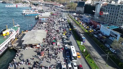 Eminönü'de insan seli: İki vapur iskelesinin önünde adım atacak yer kalmadı
