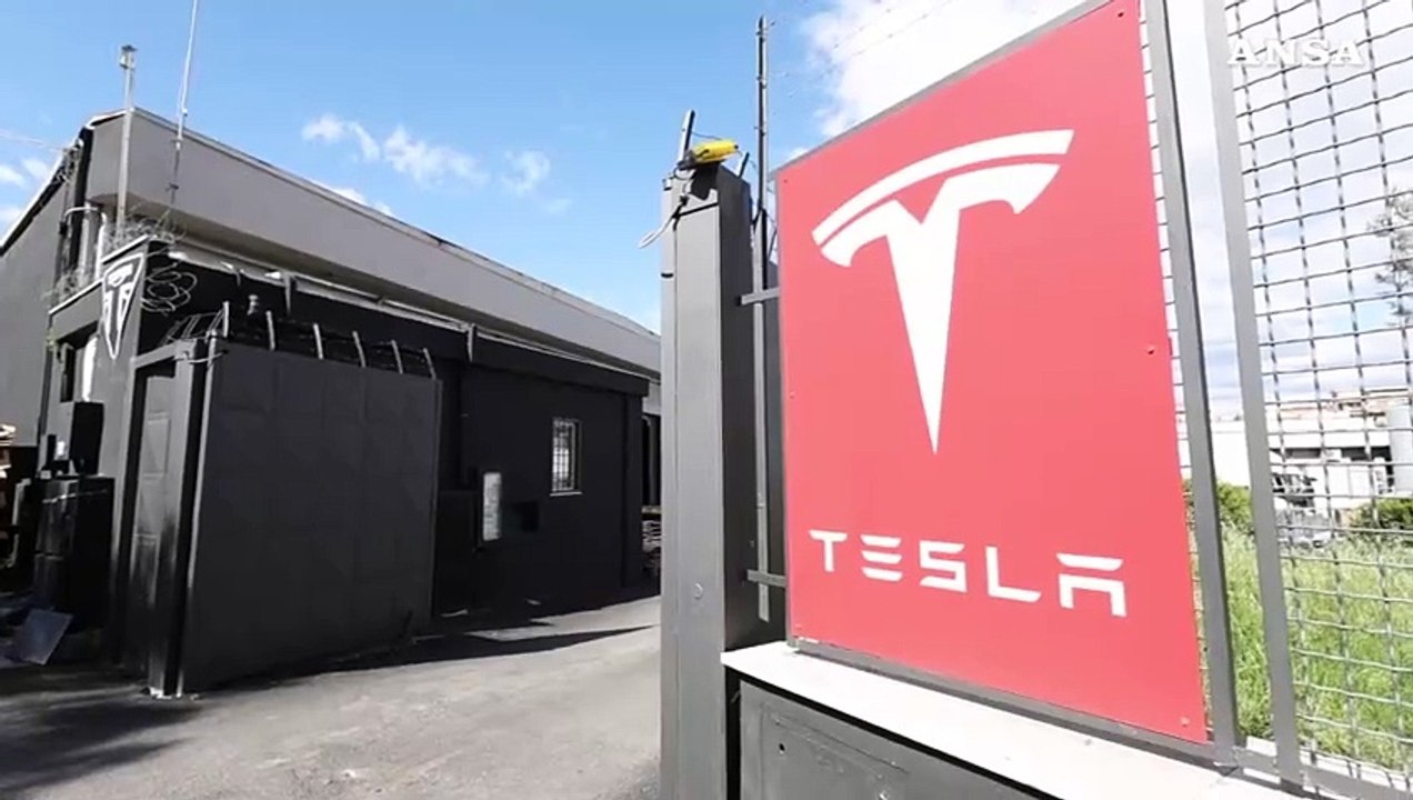 Rogo in una concessionaria Tesla, non e' esclusa la pista anarchica