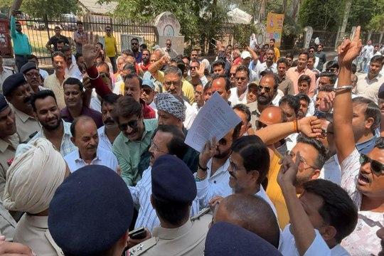 Transporter beaten case: ट्रांसपोर्टर की बेरहमी से पिटाई का मामला गरमाया, हिन्दू संगठनों ने किया एसपी कार्यालय का घेराव, 24 घंटे का अल्टीमेटम