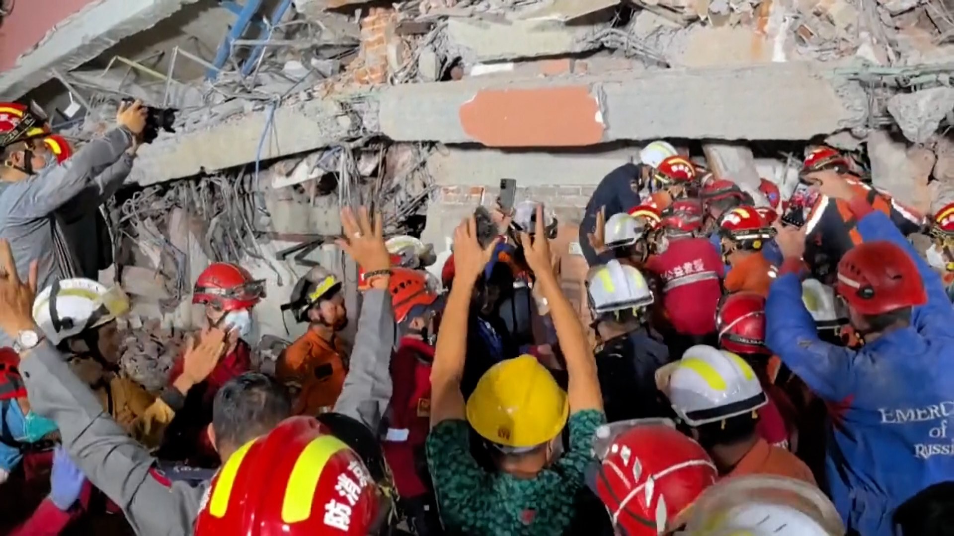 Alegría y aplausos al encontrar a supervivientes entre los escombros en Birmania