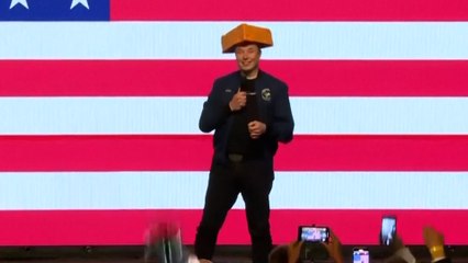Elon Musk subió al escenario con un sombrero de cabeza de queso ante unas 2.000 personas