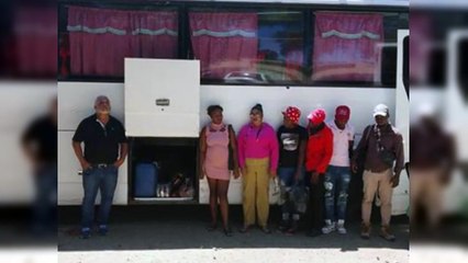 Un autobús llevaba contrabando de migrantes, cigarrillos y clerén