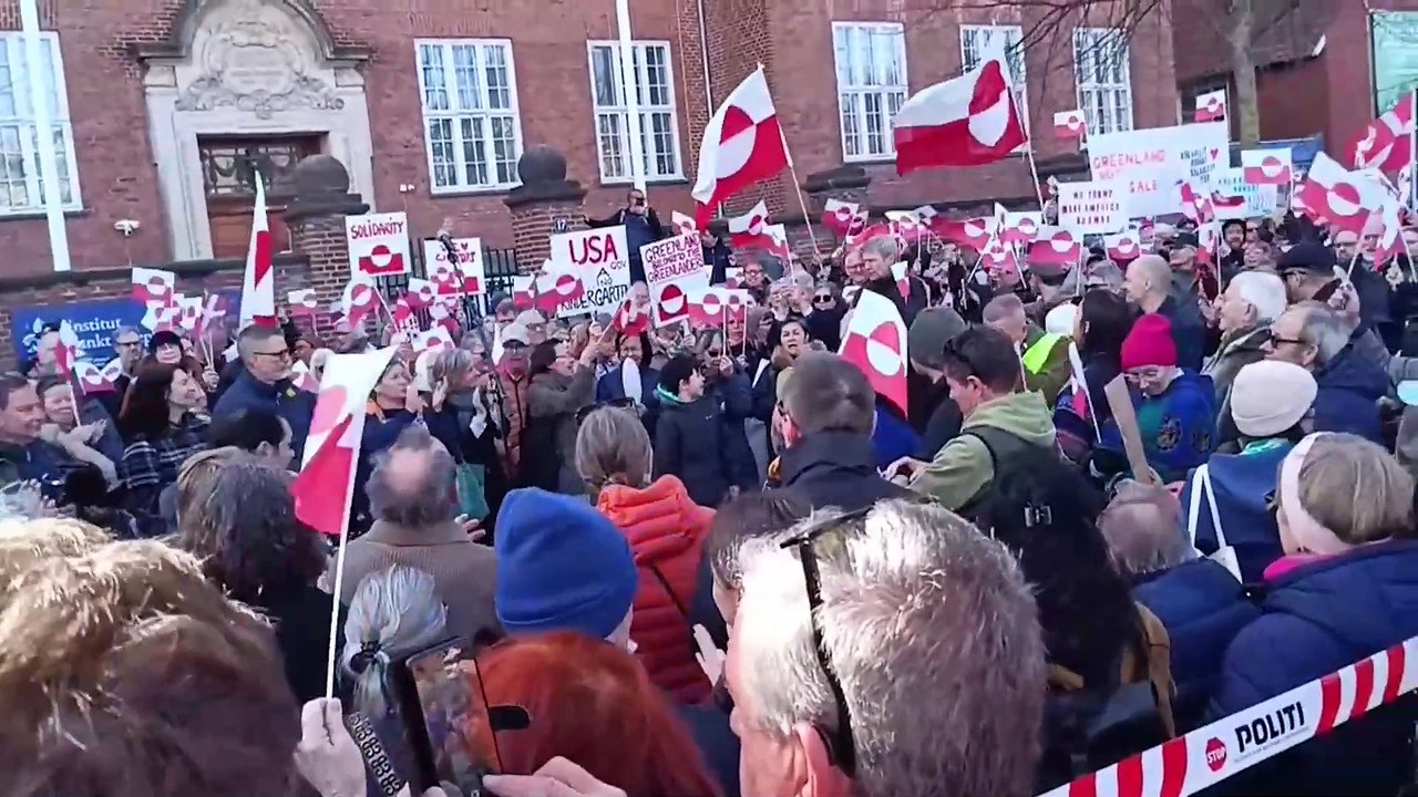 Miles de personas protestan en Dinamarca contra las presiones de Trump a Groenlandia