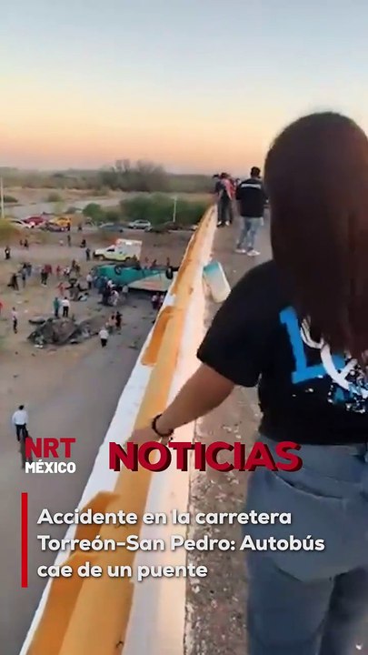 El accidente ocurrió en la carretera Torreón-San Pedro, donde un autobús de pasajeros terminó volcado tras caer de un puente. Se reportan lesionados.