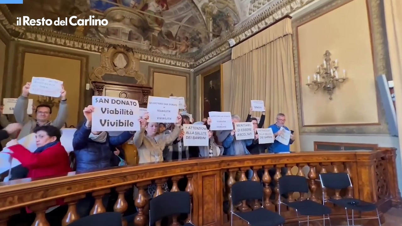Tram, la protesta in Comune dei residenti di San Donato: il video