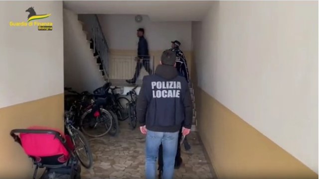 Bologna, il video dei controlli della Guardia di Finanza e della Polizia locale negli affitti turistici