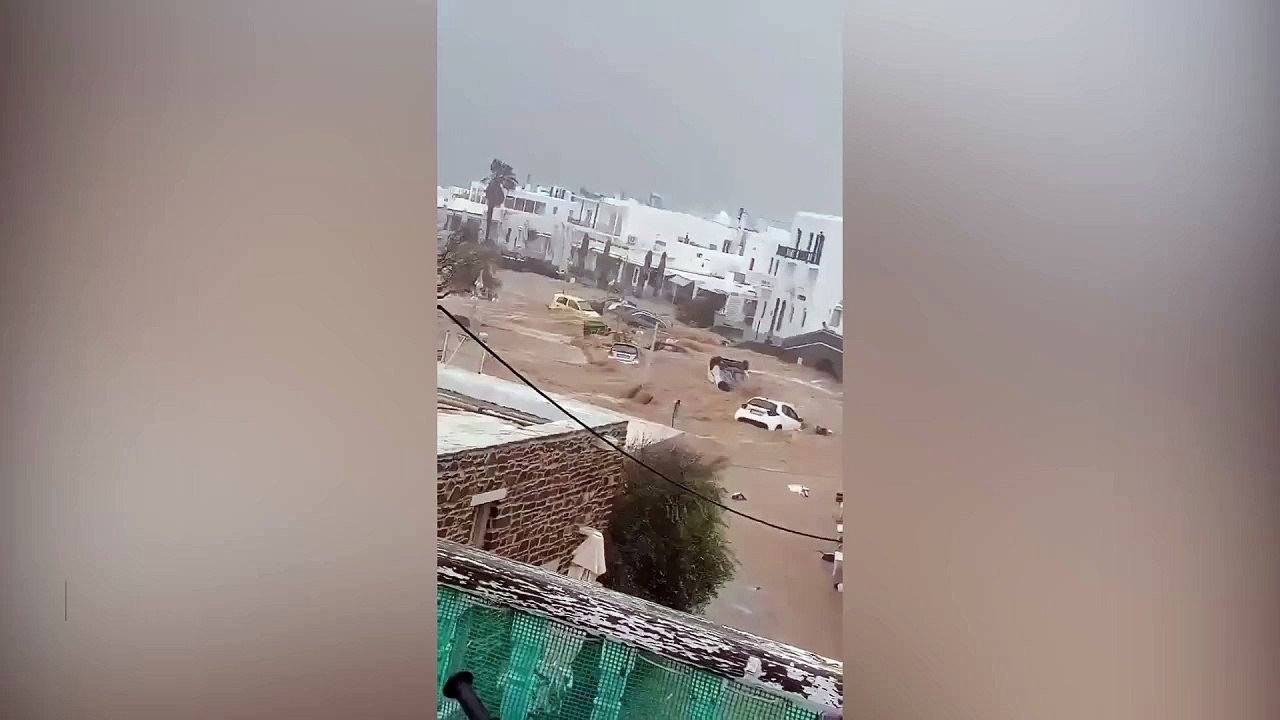 Torrential rains cause severe flooding on the island of Paros, Greece! In some areas, nearly 100 mm of rain has fallen in a short time
