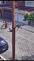 Menor de idade empurra idosa ao chão e rouba correntinha em São Vicente; VÍDEO
