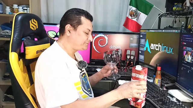 1 de 3 Abriendo caja de vino tinto california 🍷_ Sardinas de Guaymas 🐟️ y cervezas amstel ultra 🍻
