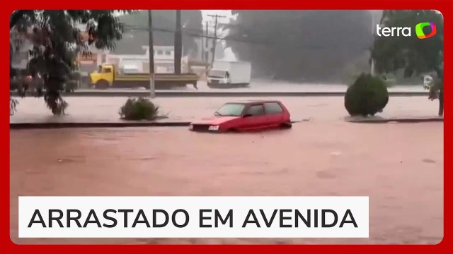 Carro é arrastado pela enxurrada durante enchente em Santo André (SP)