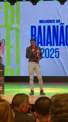 Felipe Cardoso dedica prêmio de revelação do Campeonato Baiano a vítimas da tragedia do Ninho