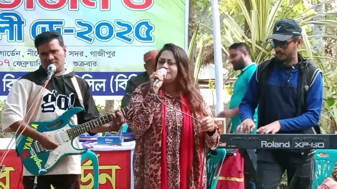 তুমি চাঁদের চেয়েও সুন্দর যদি তোমায় আমি ফুল বলি ভুল হবে আমার তুমি ফুলের চেয়েও সুন্দর