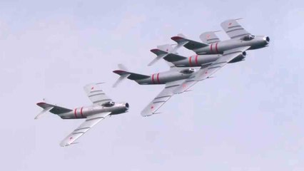 MiG-17編隊、アメリカ空軍グローバルストライクコマンド本部上空を飛行