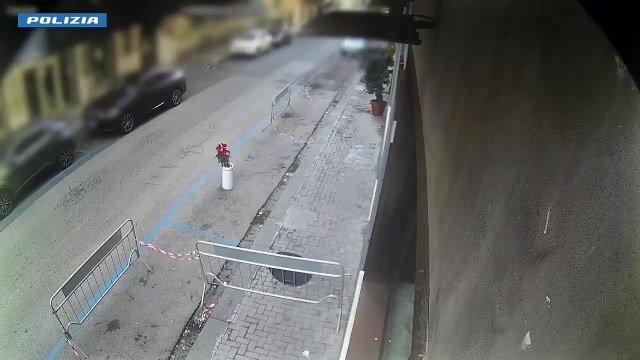 Catania: rapina e spara ad un gioielliere