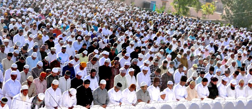 ईद-उल-फितर पर बारगाह में झुके हजारों सर, अल्लाह का किया शुकराना