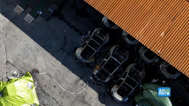 Roma, le immagini dal drone della concessionaria di auto Tesla distrutta da un incendio. L'ipotesi attentato