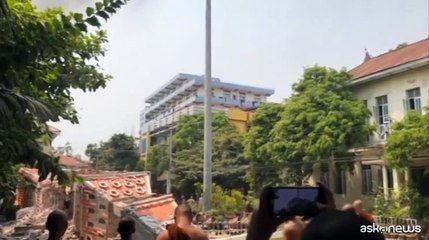 Birmania, monaci buddisti assistono al crollo edificio a Mandalay