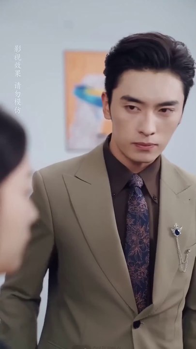 Un riche célibataire rejette toutes les belles femmes tombe amoureux de Cendrillon et veut l'épouser