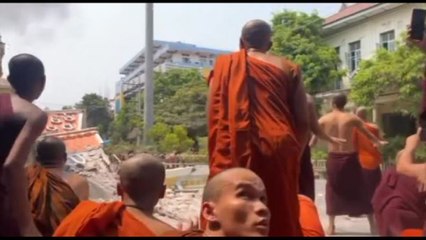 Birmania, monaci buddisti assistono al crollo edificio a Mandalay