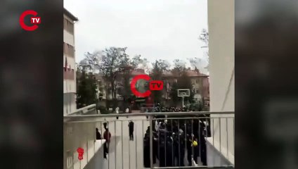 Ankara'da bir Anadolu Lisesi'nde topluca Gençliğe Hitabe okuyan öğrencilere uzaklaştırma cezası verildiği iddia ediliyor.