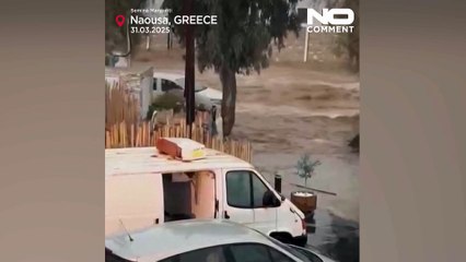 سیل بنیان‌کن در جزیره پاروس یونان خودروها را با خود برد