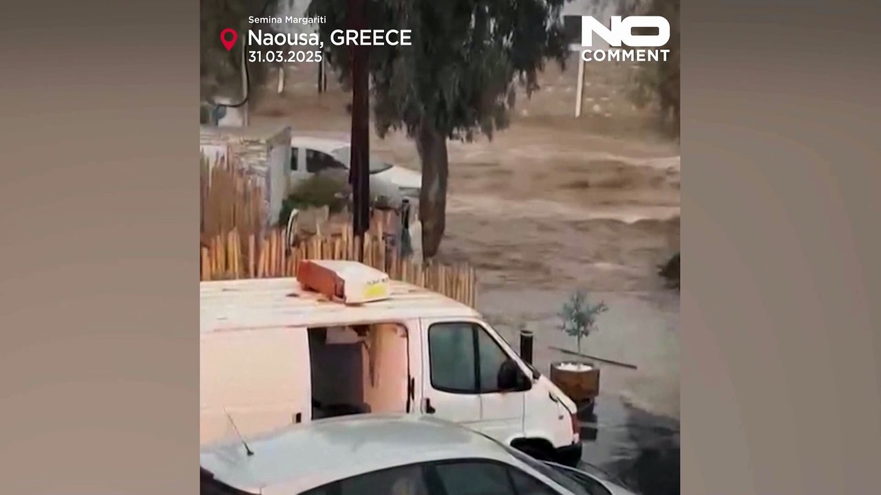 سیل بنیان‌کن در جزیره پاروس یونان خودروها را با خود برد