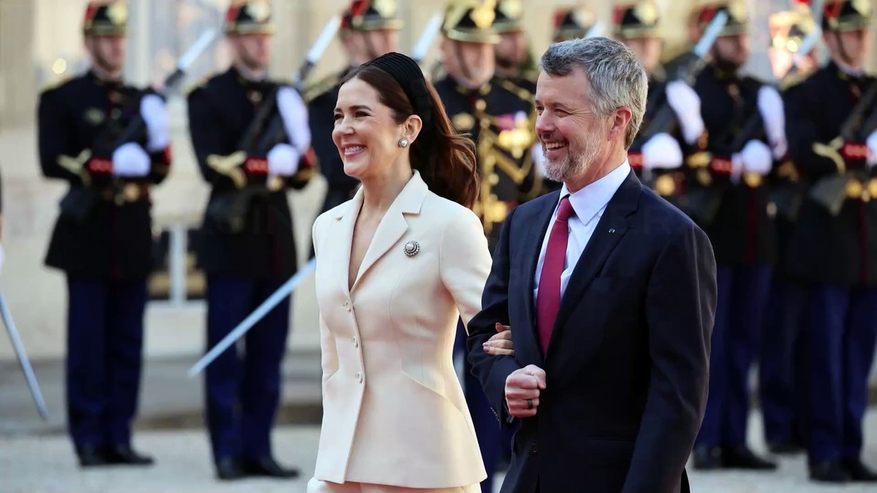 Mary di Danimarca regina di primavera a Parigi: dai Macron con re Frederik
