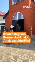 Khabib Bagikan Permen ke Anak-Anak Saat Idul Fitri