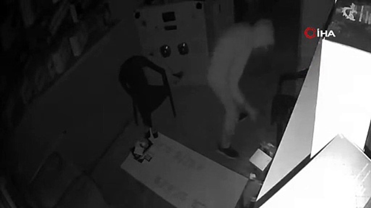 Balyozla duvar deldi! 650 bin TL'lik hırsızlığı inkar etti