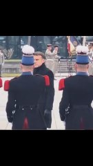 La expresión de Macron mientras pasa revista a las tropas que está dando mucho que hablar: "Se cree Napoleón"