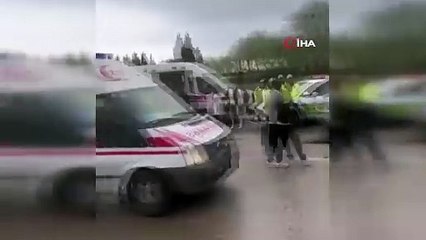 Servis Aracı Refüje Daldı, Aynı Aileden 1 Bebek Öldü, 5 Kişi Yaralandı
