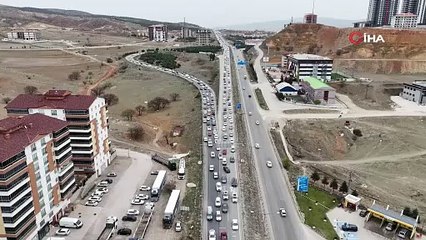 Tatilciler erken dönüşe geçti: 43 ilin geçiş güzergahında trafik yoğunluğu