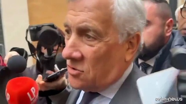 Francia, Tajani: sono garantista. Singolare braccialetto a Le Pen