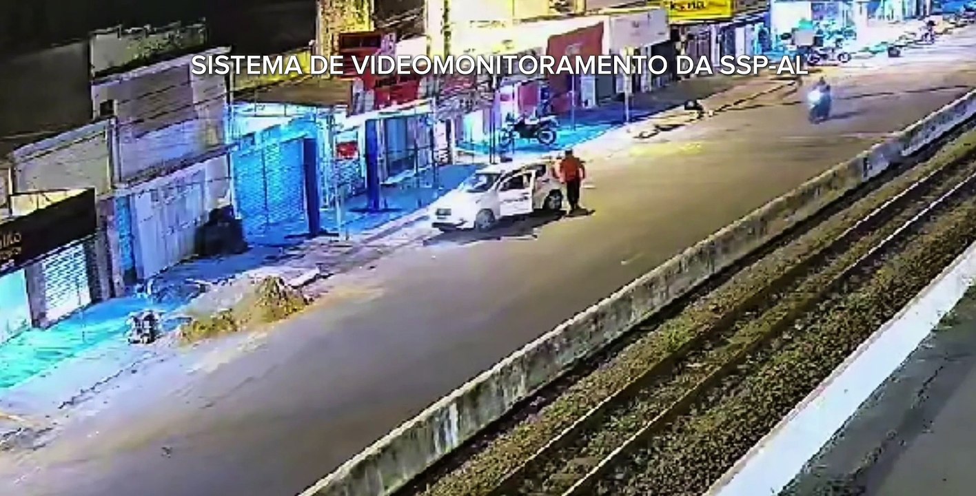 Suspeito flagrado agredindo mulher com socos e chutes