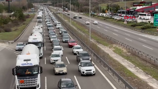 Anadolu Otoyolu'nun Bolu geçişinde trafik yoğunluğu başladı