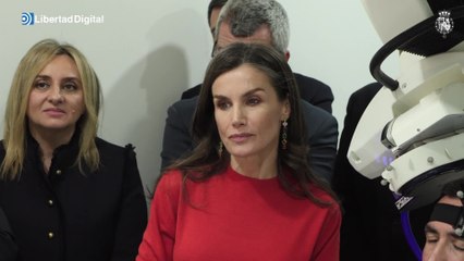 La reina Letizia visita la Universidad de Granada y es aclamada a su salida