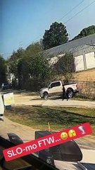 VIDEO: Un "tornado personal" apareció en plena calle y atrapó a una mujer