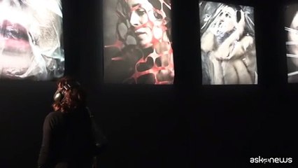 Susan Sarandon a Milano col volto nella plastica, per gli oceani