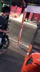 Vídeo: Dupla de travestis briga no meio da rua por causa de dívida de R$ 300