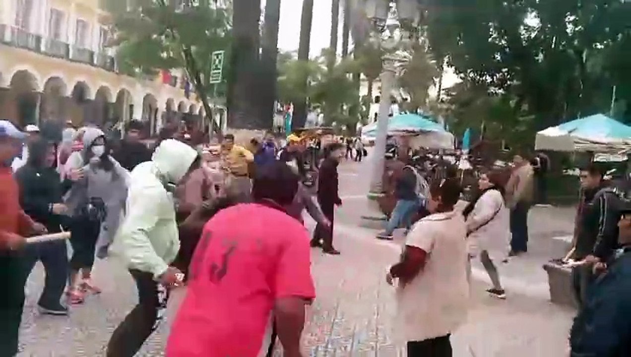 Cochabamba: Vecinos se enfrentan a golpes en plena plaza principal por disputa de ampliación de la mancha urbana