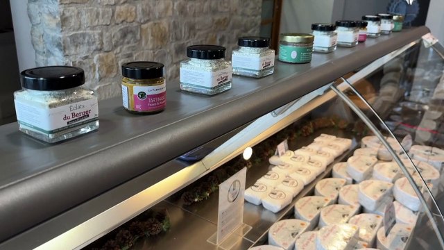 Le roquefort célèbre 100 ans d'appellation, espérant relancer des ventes en berne