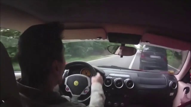 Ce conducteur de Ferrari évite le pire d'une façon géniale