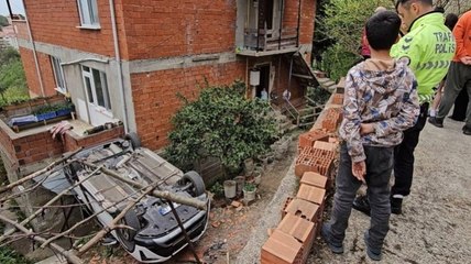 Otomobil bahçeye düştü: Sürücü yaralandı
