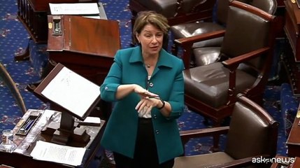 Usa, senatore dem Booker continua a parlare da 16 ore contro Trump