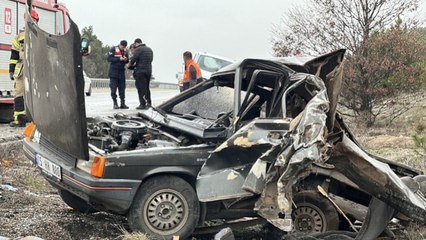 Kütahya’da minibüs, emniyet şeridindeki otomobile çarptı; 3 yaralı