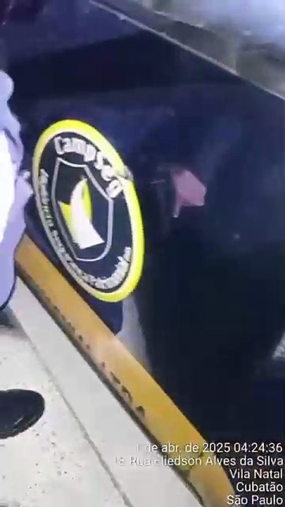 Carro é fuzilado e vigilante é baleado por criminosos durante troca de tiros em Cubatão; VÍDEO